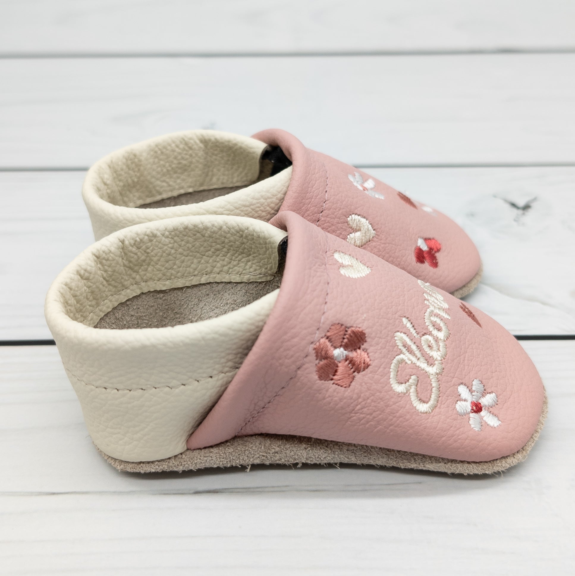 Krabbelschuhe in hellgrau mit bunten Blumen und Namen bestickt aus Echtleder