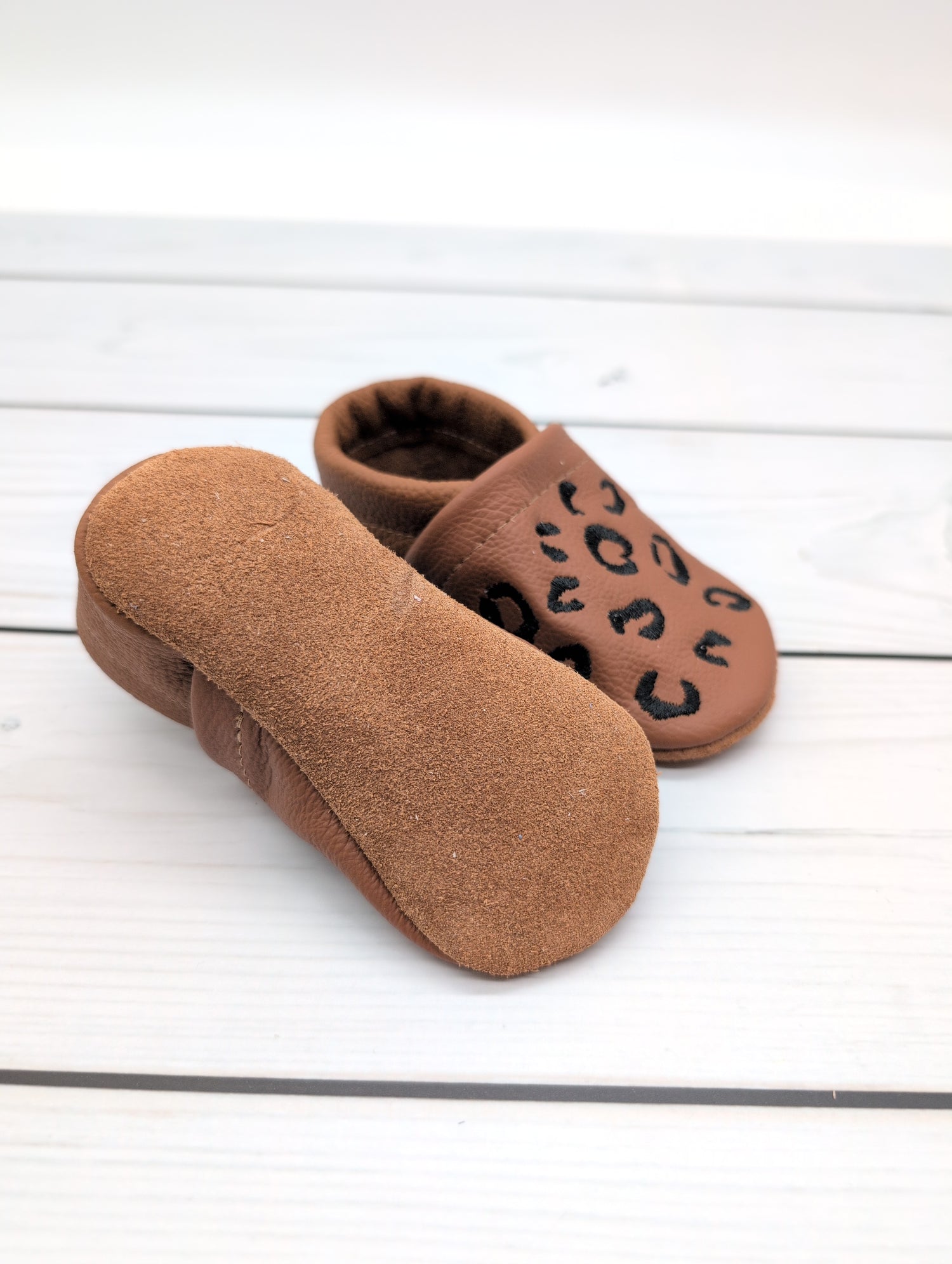 Krabbelschuhe in braun mit Leo Stick in Größe 19