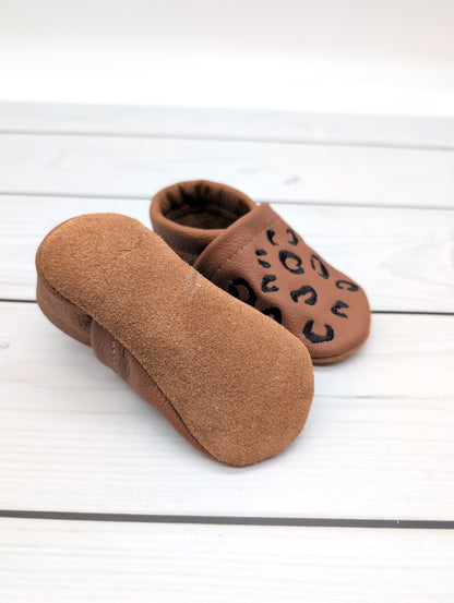 Krabbelschuhe in braun mit Leo Stick in Größe 19