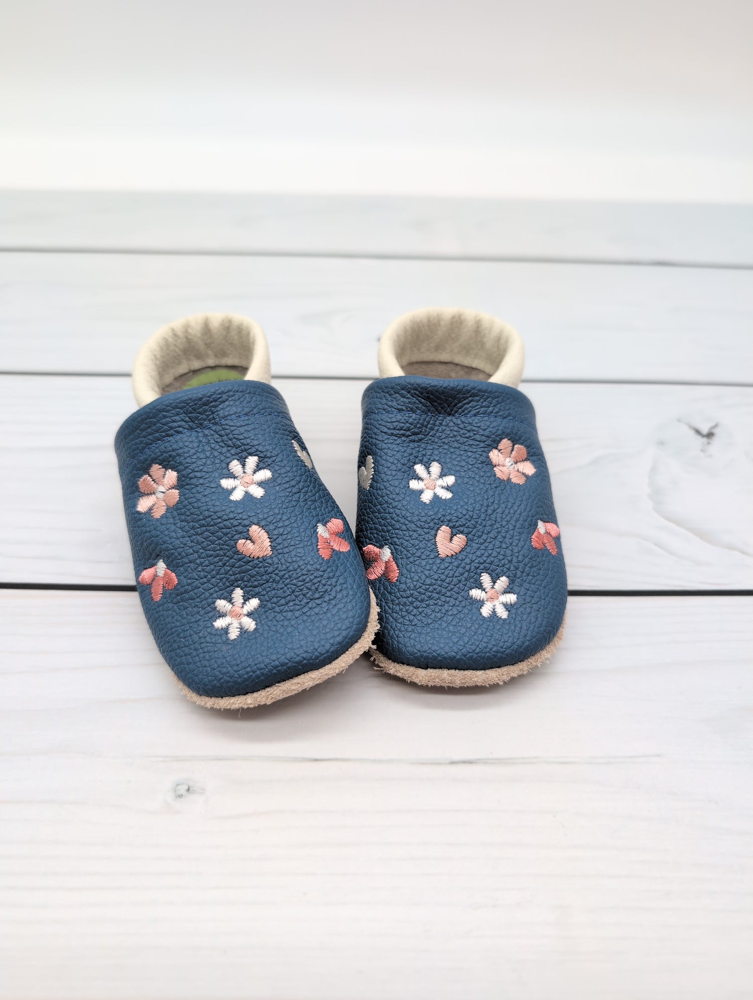 Krabbelschuhe in blau mit bunten Blumen Größe 20