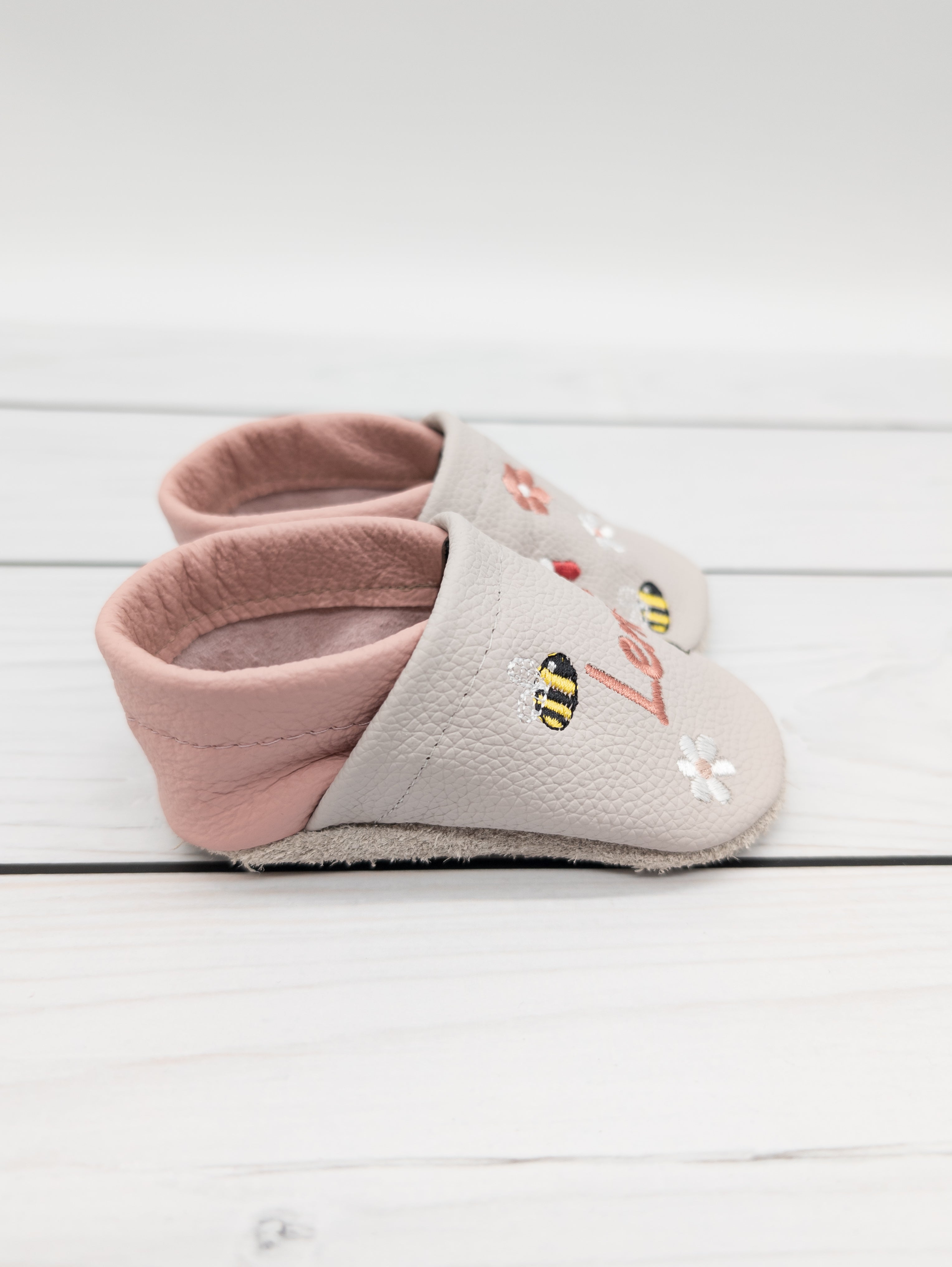 Krabbelschuhe in hellgrau mit Blumen und Bienen mit  Namen bestickt aus Echtleder