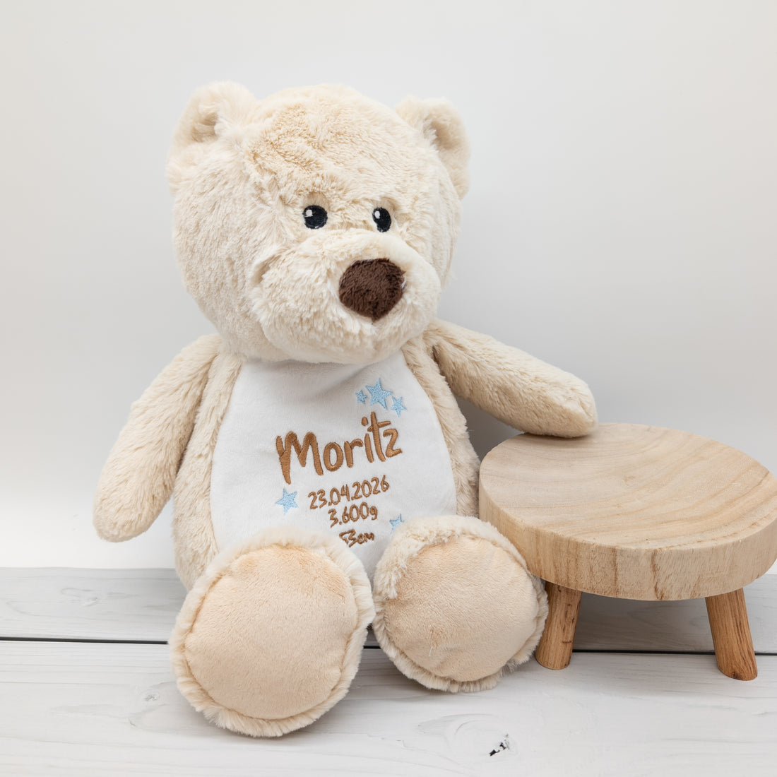 Teddybär mit Name und Geburtsdaten bestickt