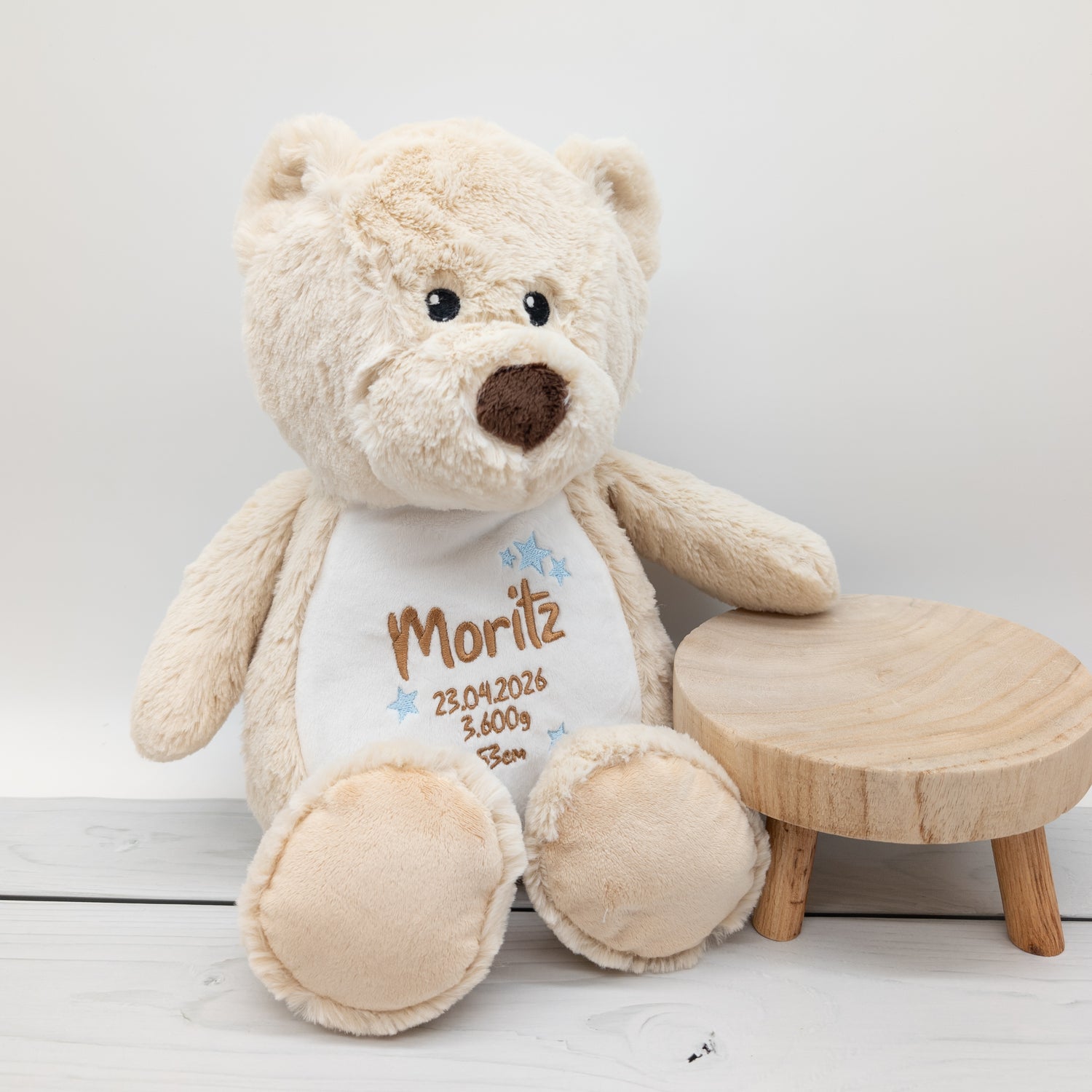 Teddybär mit Name und Geburtsdaten bestickt