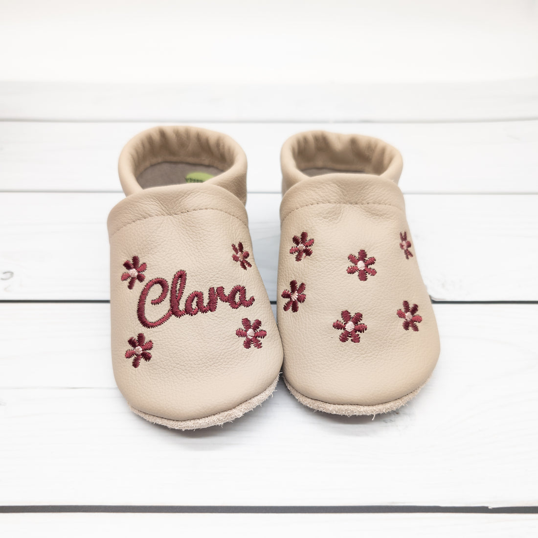 Krabbelschuhe in Camel mit Blumen und Namen bestickt aus Echtleder