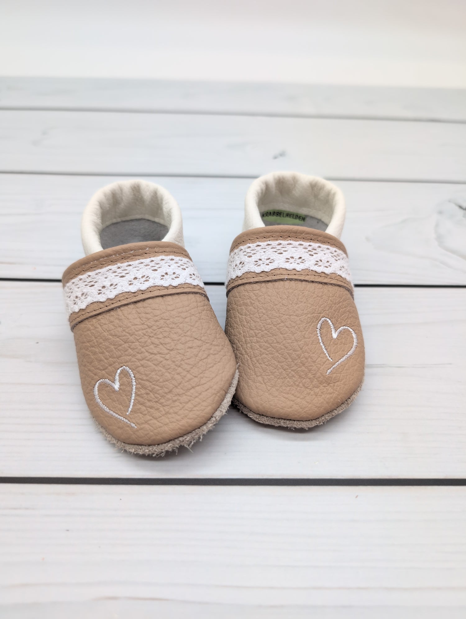 Krabbelschuhe in beige mit Spitze Größe 20