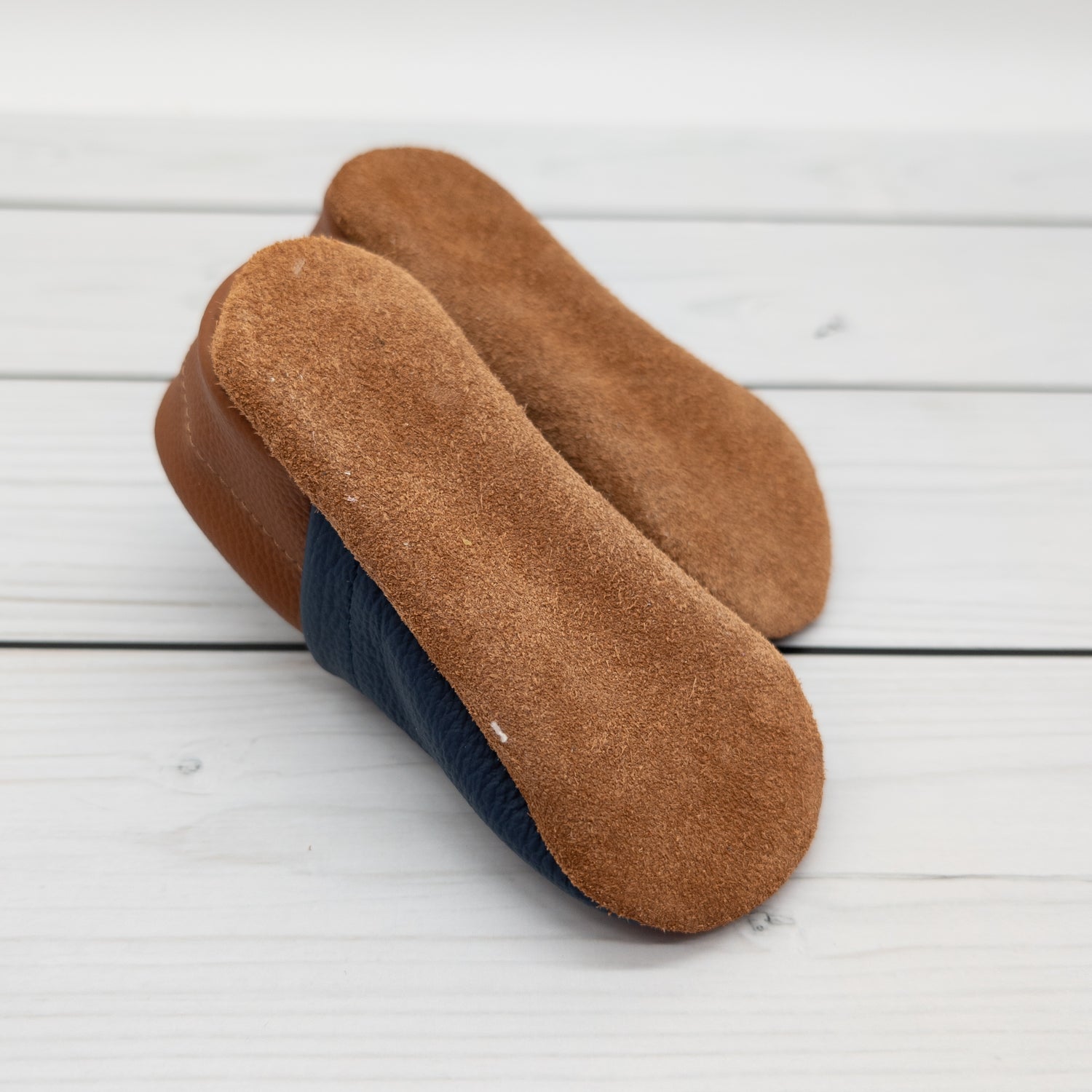 Krabbelschuhe mit Dackel und Name bestickt in verschiedenen Farben wählbar