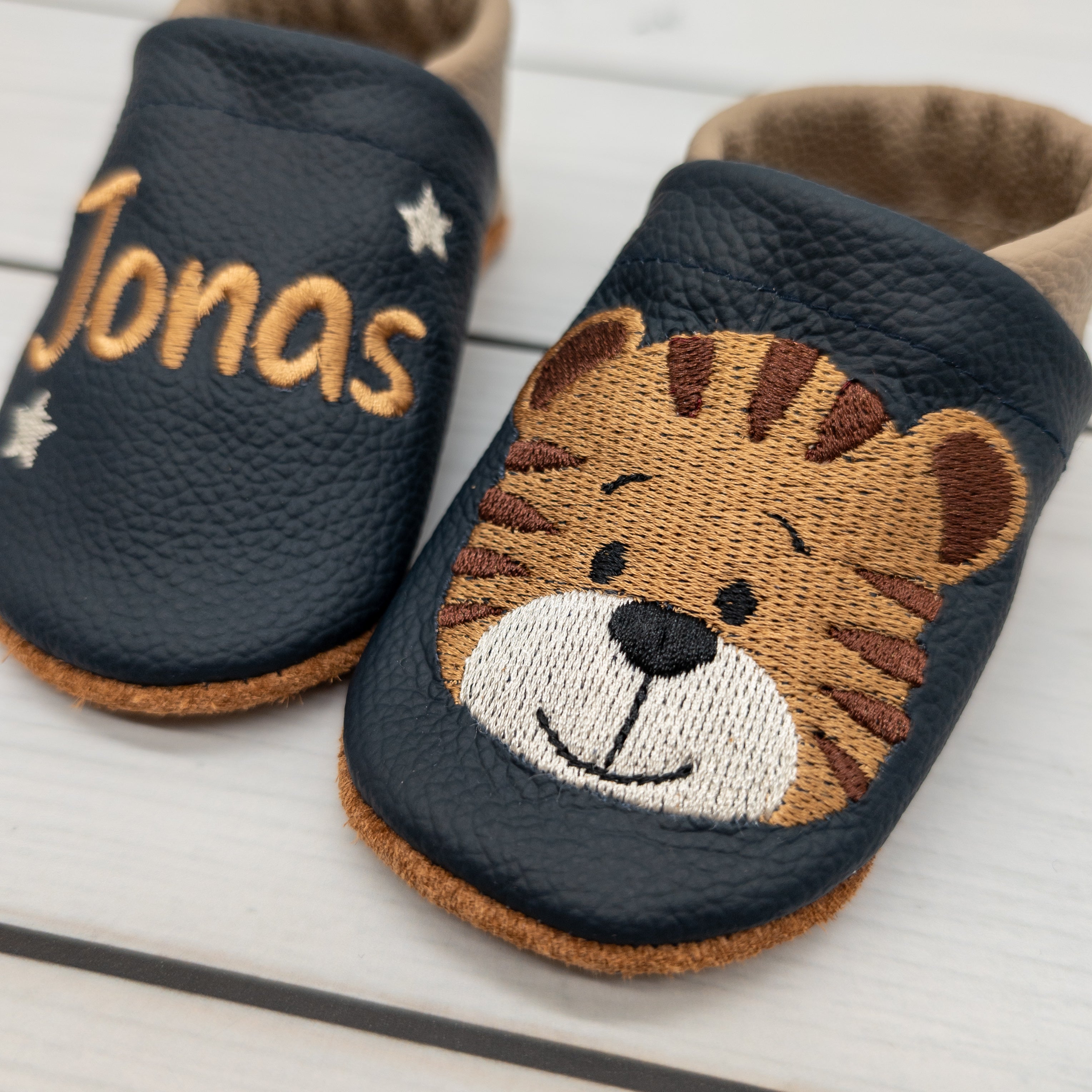 Hausschuhe mit Tiger in dunkelblau und camel - die perfekten Begleiter für zu Hause und die Kita