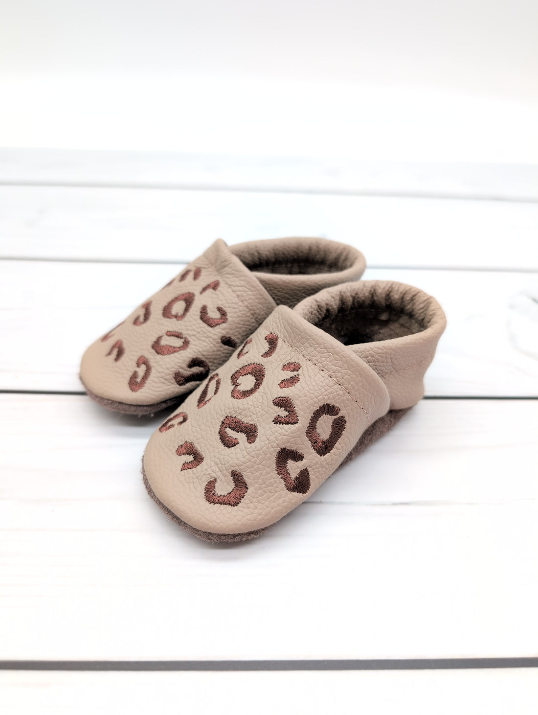 Krabbelschuhe in camel mit Leo Stick in Größe 19