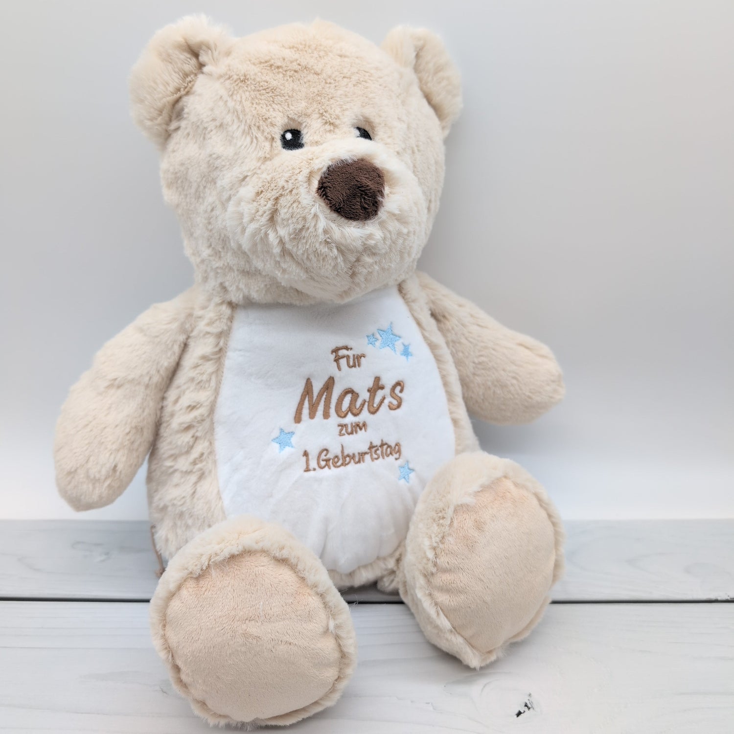Teddybär mit Name und Geburtsdaten bestickt