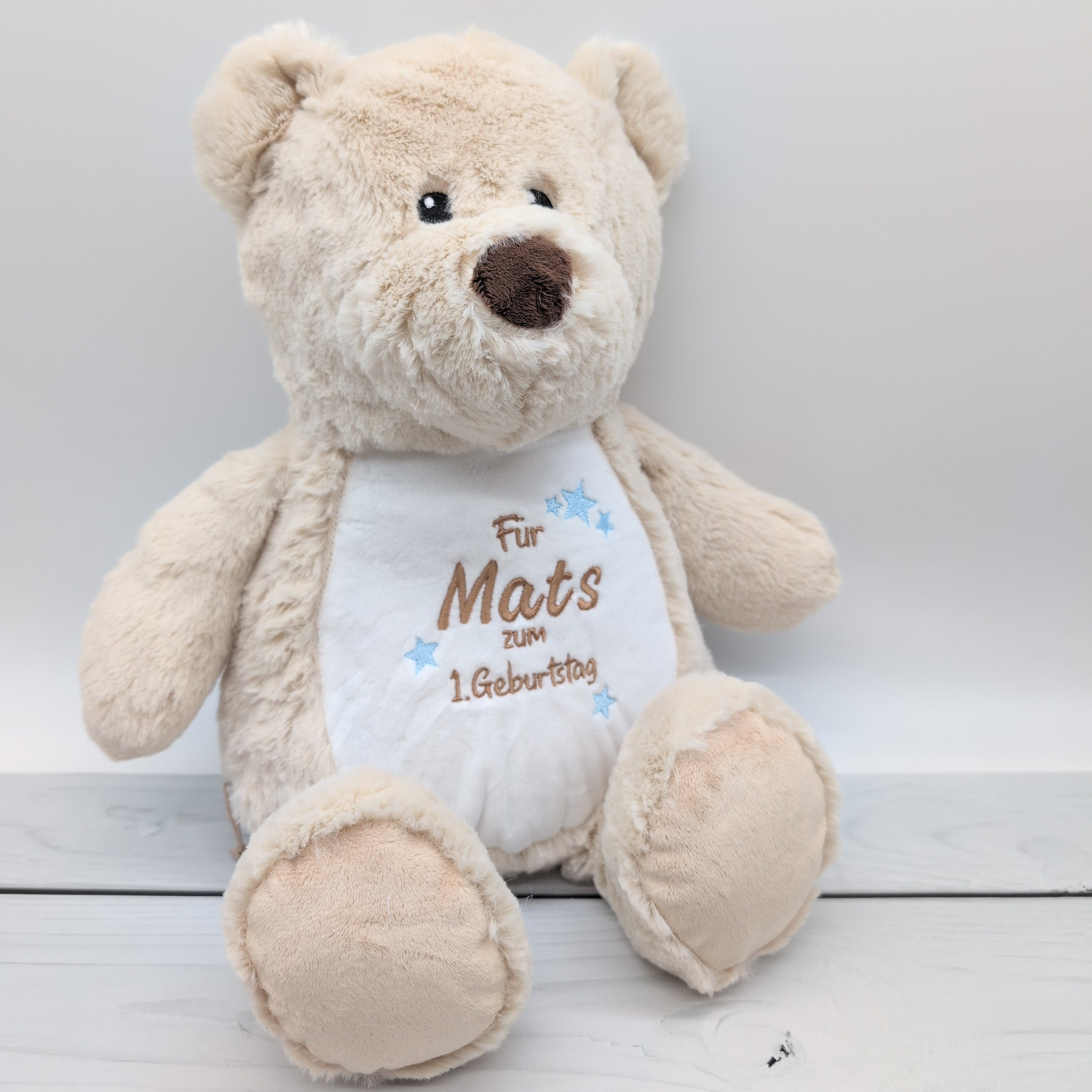 Teddybär mit Name und Geburtsdaten bestickt