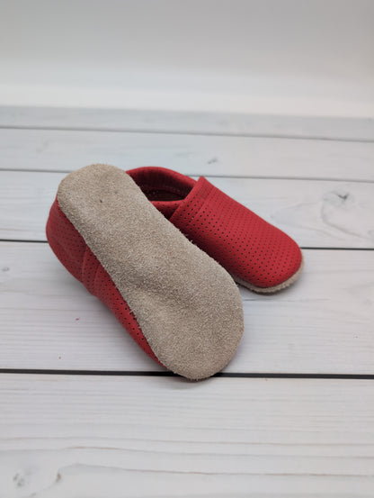 Sommer Krabbelschuhe in rot mit Lochmuster - Größe 21