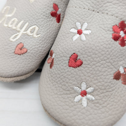 Krabbelschuhe in hellgrau mit bunten Blumen und Namen bestickt aus Echtleder
