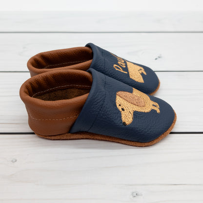 Krabbelschuhe mit Dackel und Name bestickt in verschiedenen Farben wählbar