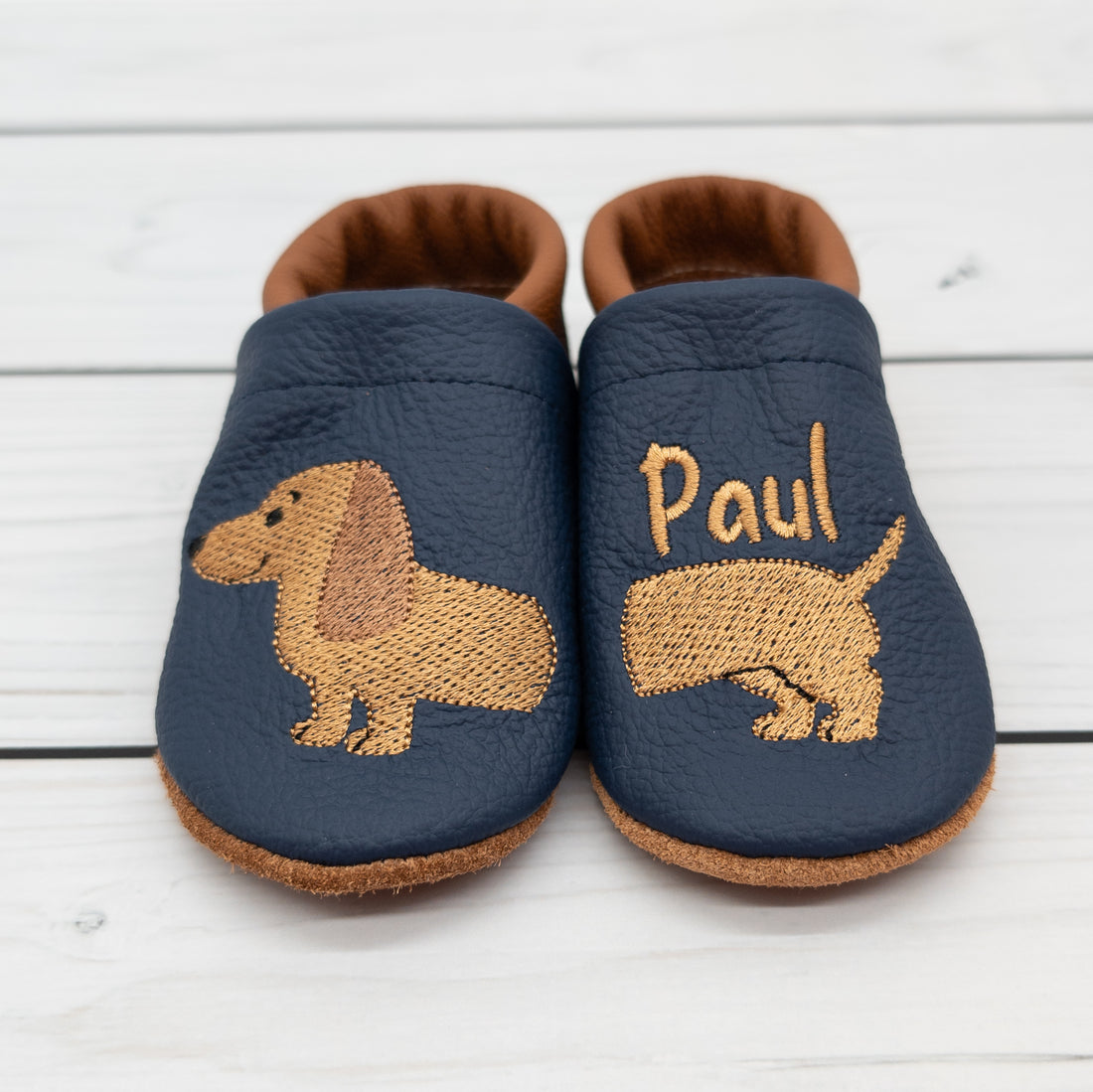 Krabbelschuhe mit Dackel und Name bestickt in verschiedenen Farben wählbar