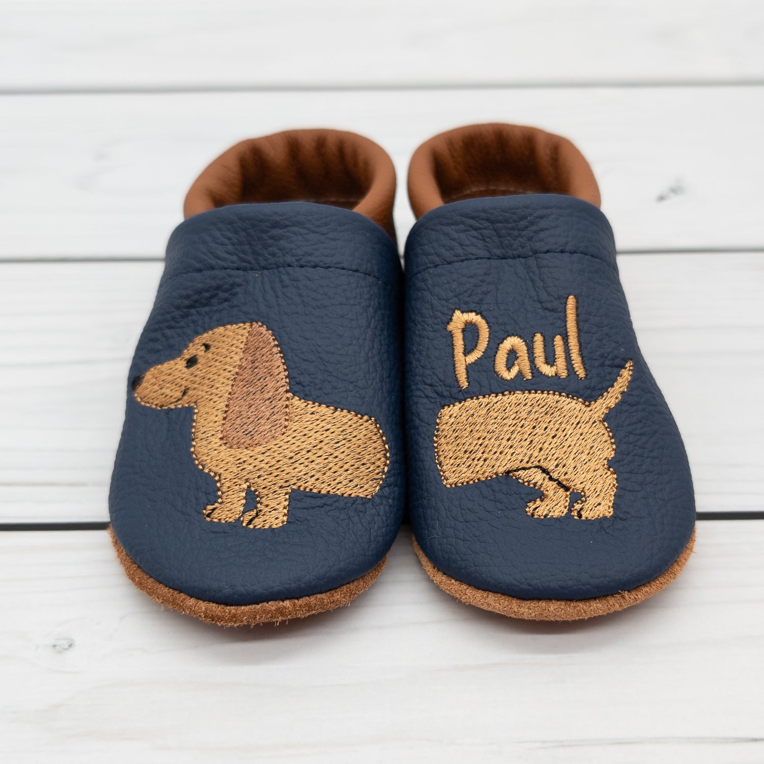 Krabbelschuhe mit Dackel und Name bestickt in verschiedenen Farben wählbar