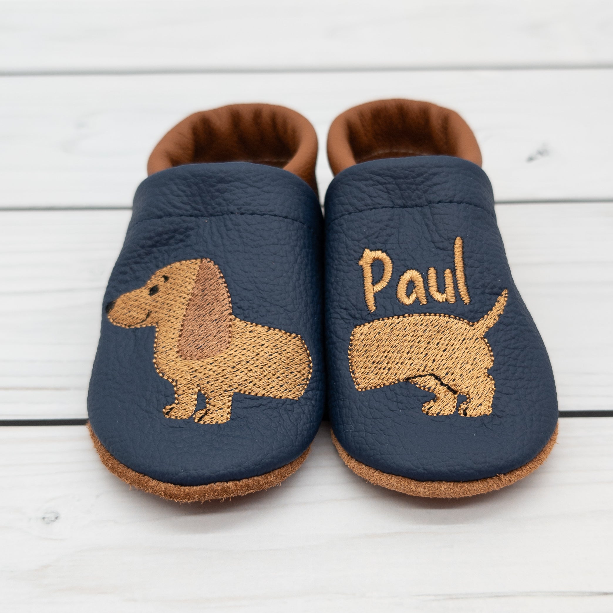 Krabbelschuhe mit Dackel und Name bestickt in verschiedenen Farben wählbar