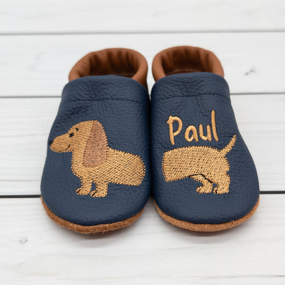 Krabbelschuhe mit Dackel und Name bestickt in verschiedenen Farben wählbar