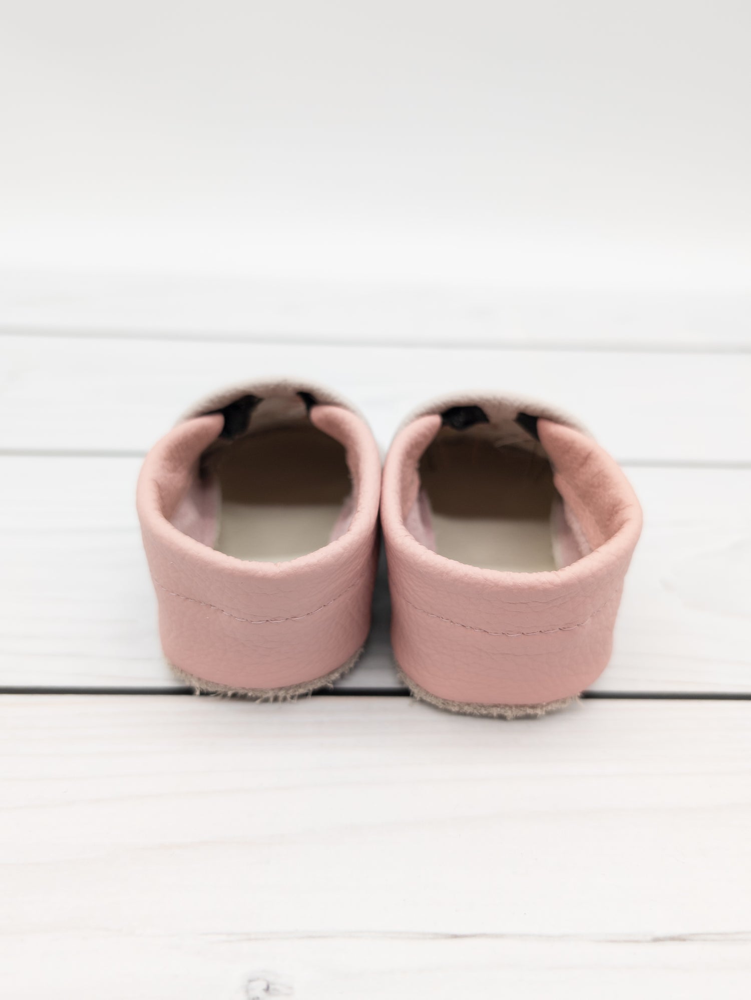 Krabbelschuhe in hellgrau mit Blumen und Bienen mit  Namen bestickt aus Echtleder