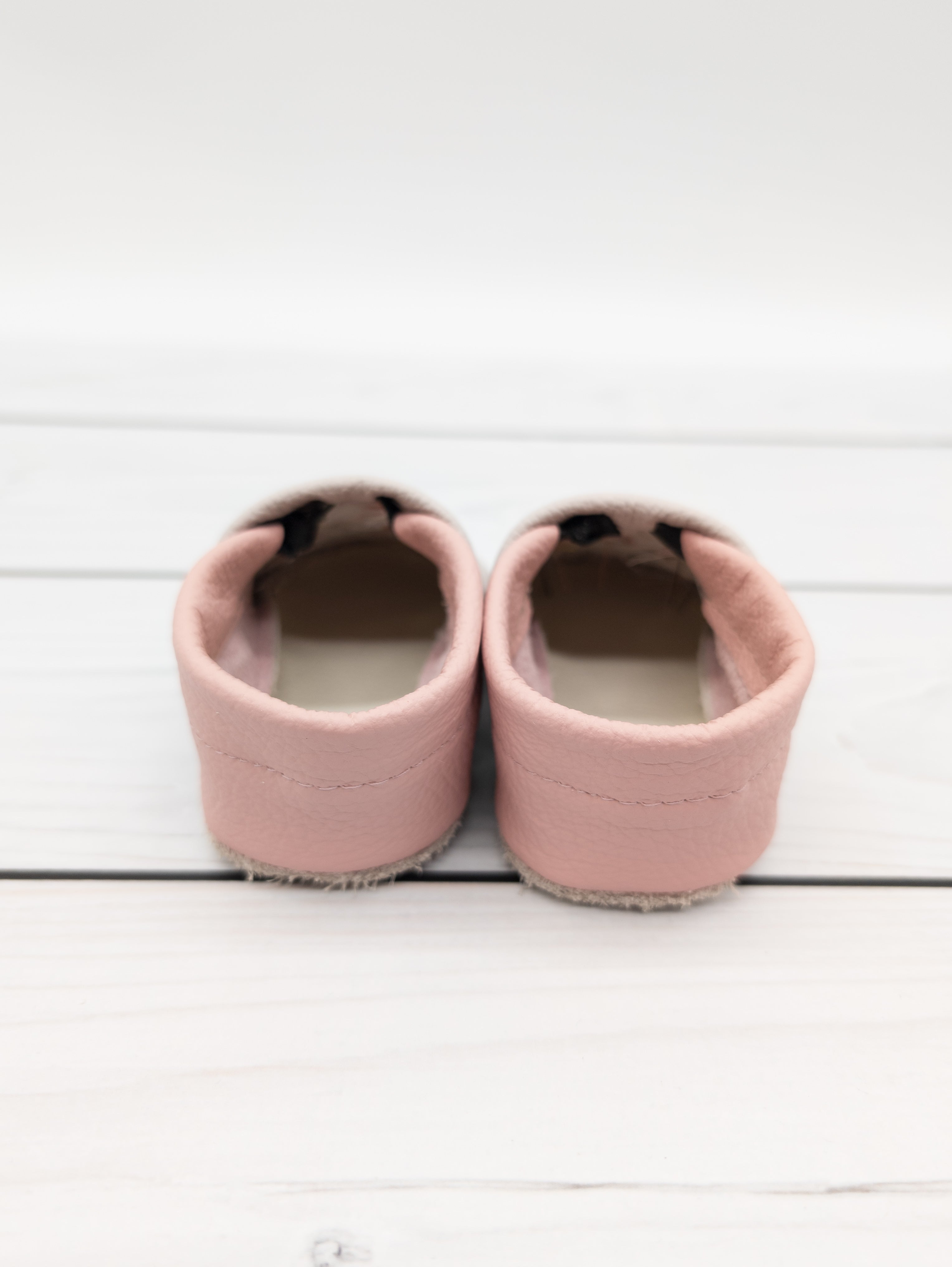 Krabbelschuhe in hellgrau mit Blumen und Bienen mit  Namen bestickt aus Echtleder