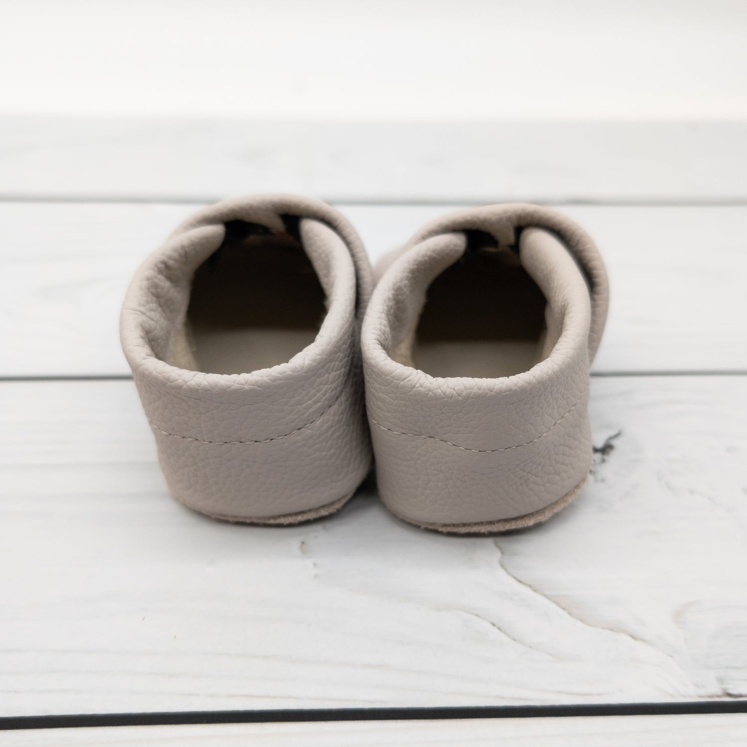 Krabbelschuhe in hellgrau mit bunten Blumen und Namen bestickt aus Echtleder