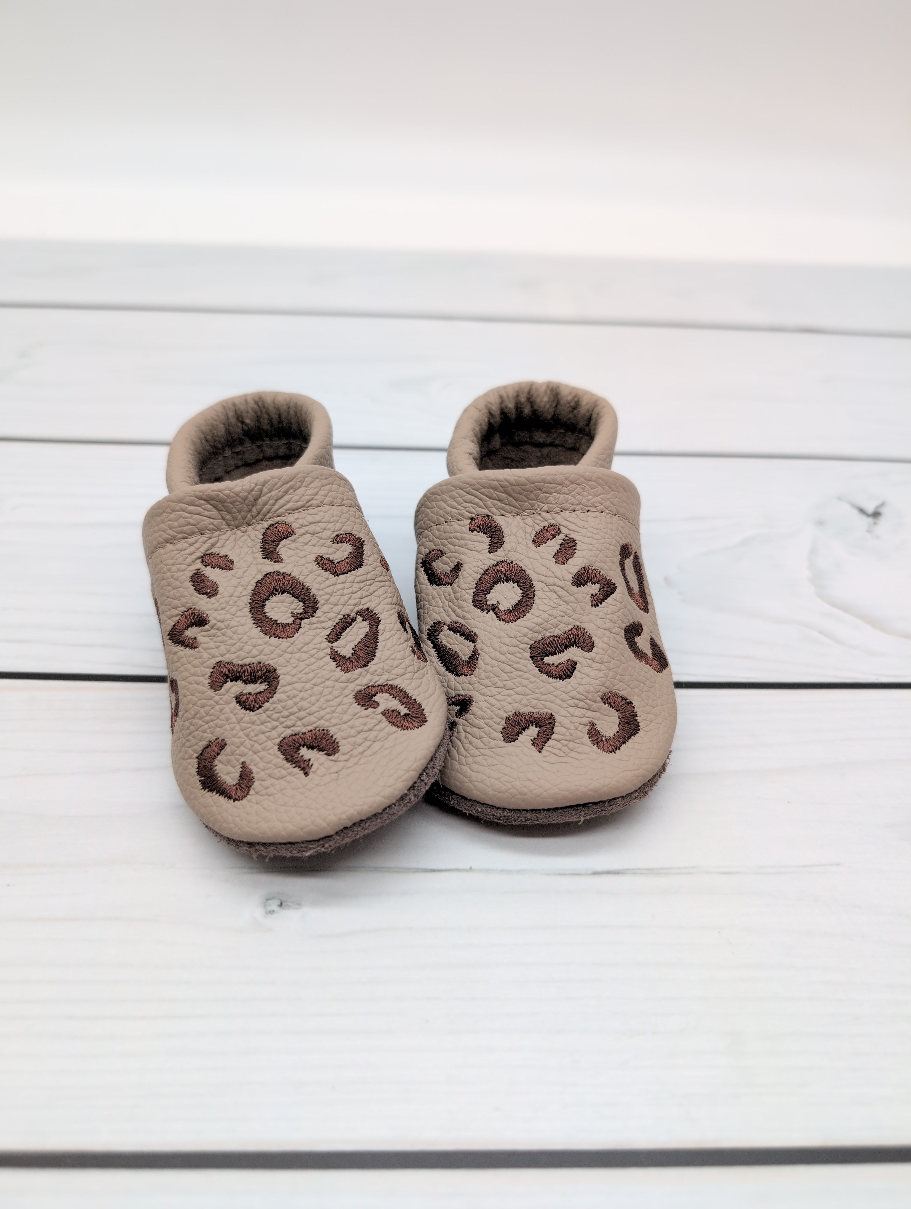 Krabbelschuhe in camel mit Leo Stick in Größe 19
