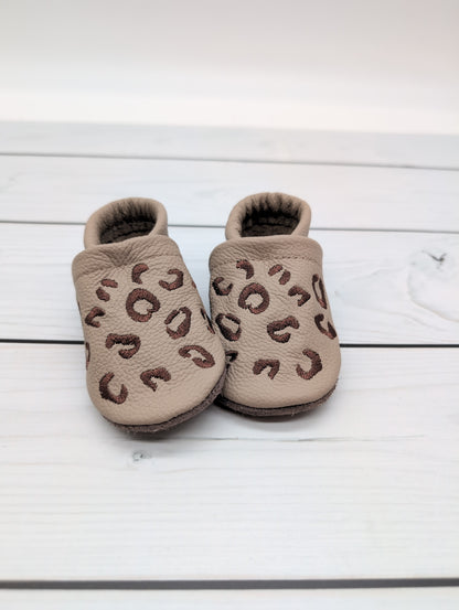 Krabbelschuhe in camel mit Leo Stick in Größe 19