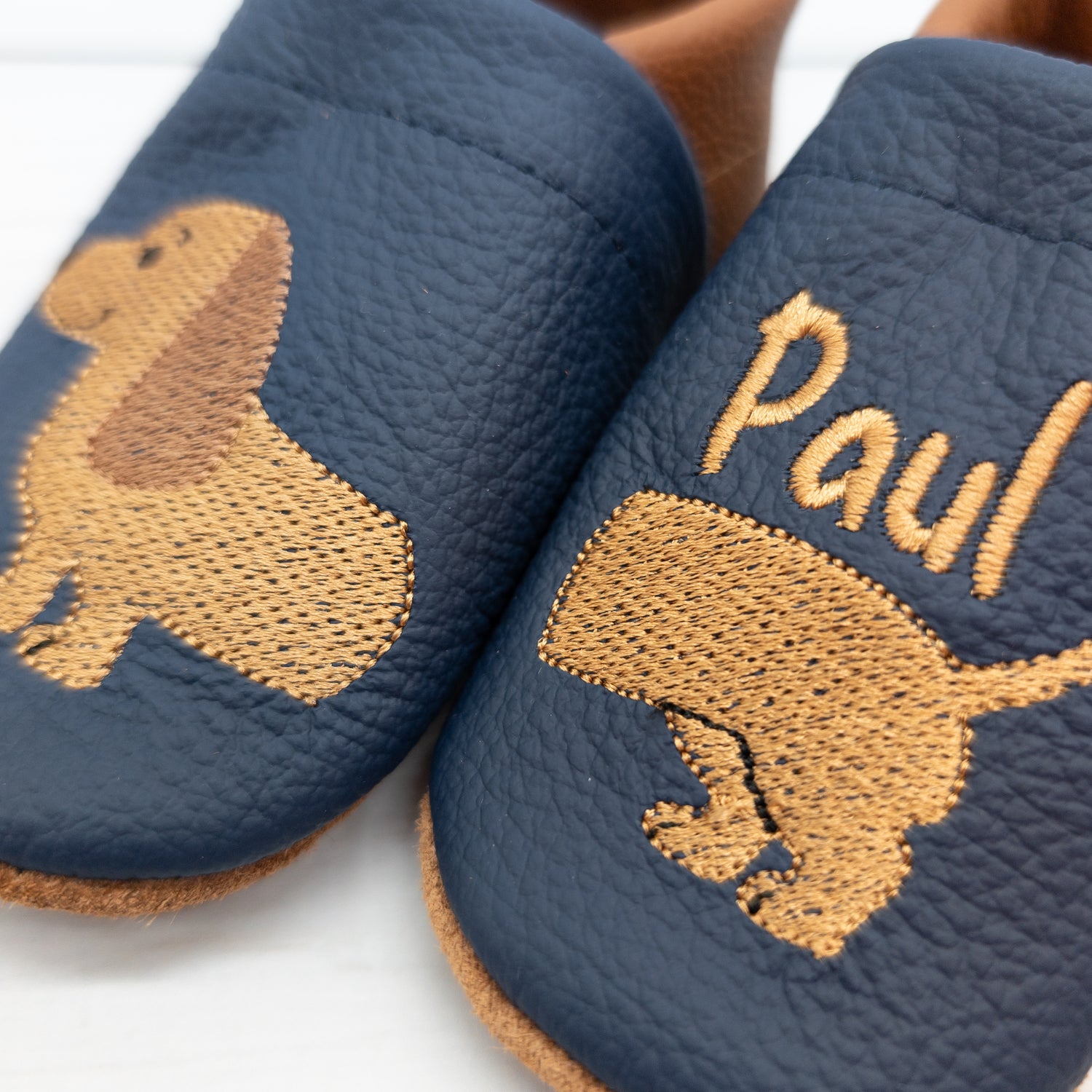 Krabbelschuhe mit Dackel und Name bestickt in verschiedenen Farben wählbar