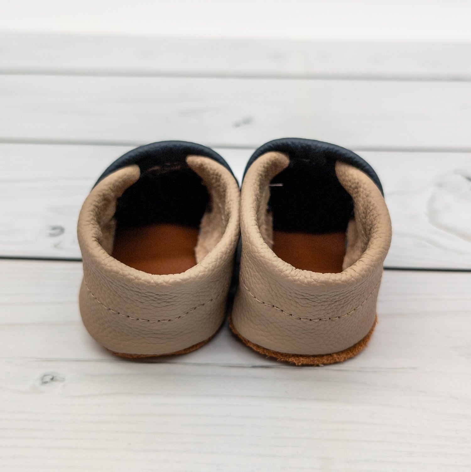 Hausschuhe mit Tiger in dunkelblau und camel - die perfekten Begleiter für zu Hause und die Kita