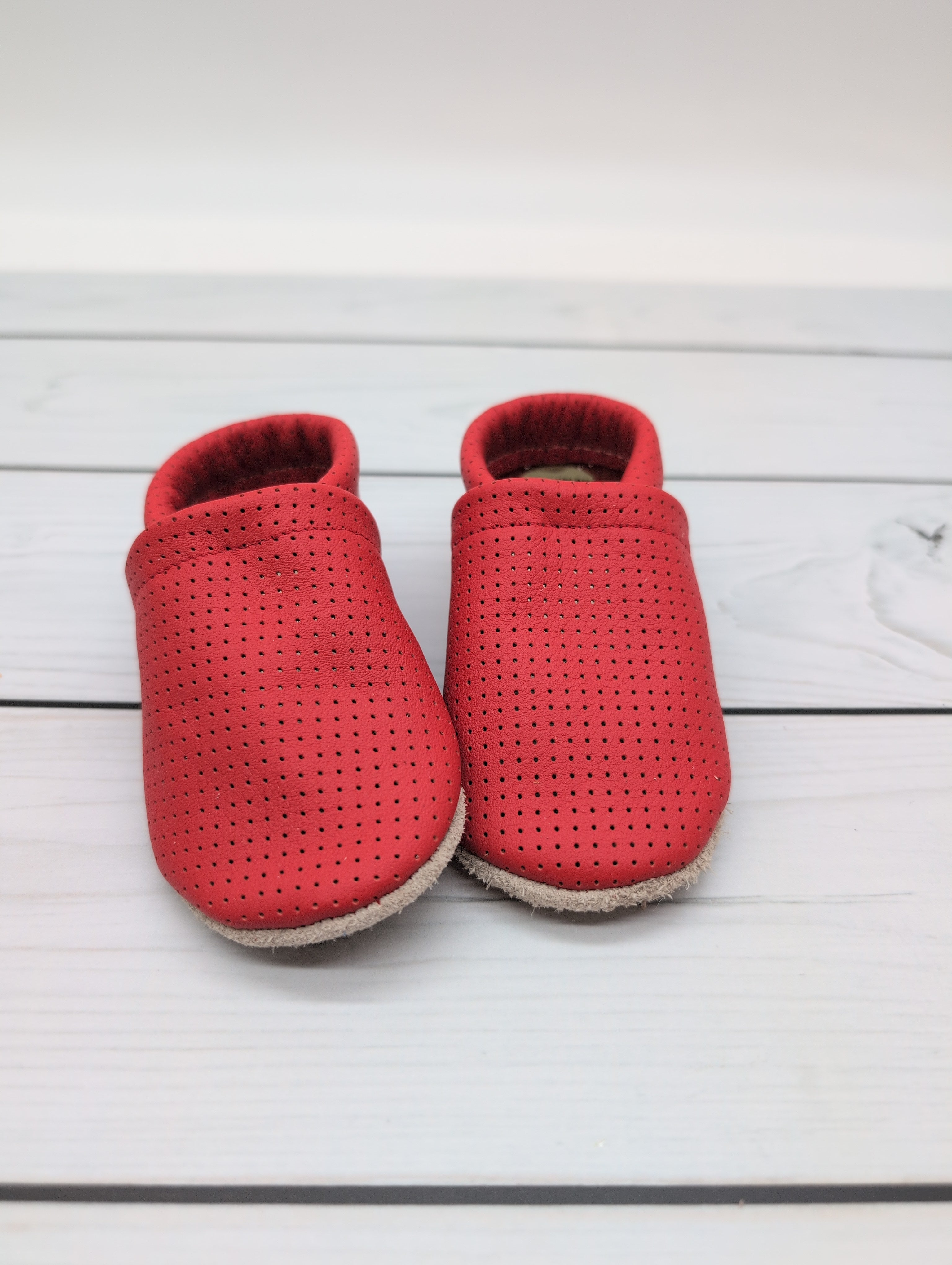 Sommer Krabbelschuhe in rot mit Lochmuster - Größe 21