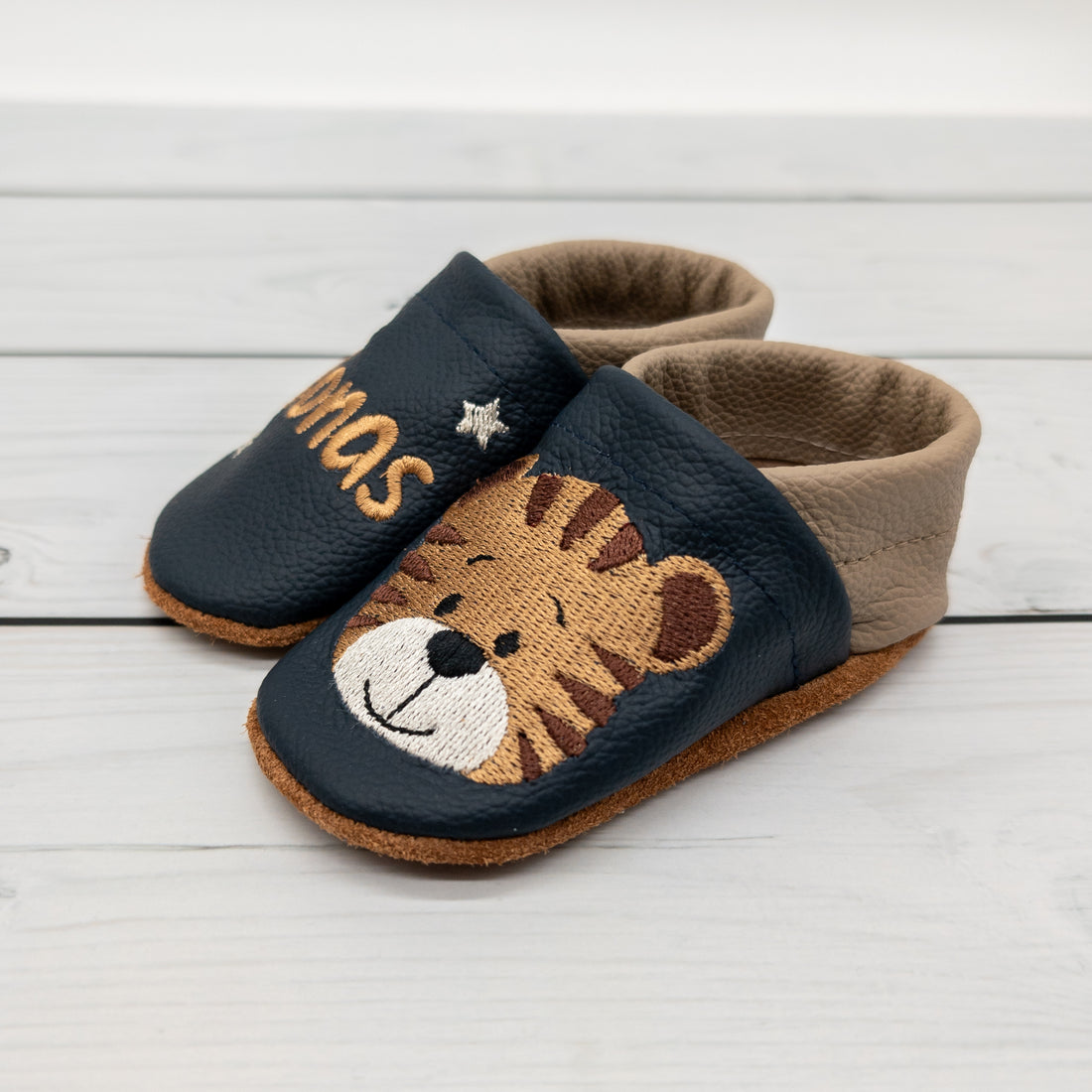 Hausschuhe mit Tiger in dunkelblau und camel - die perfekten Begleiter für zu Hause und die Kita