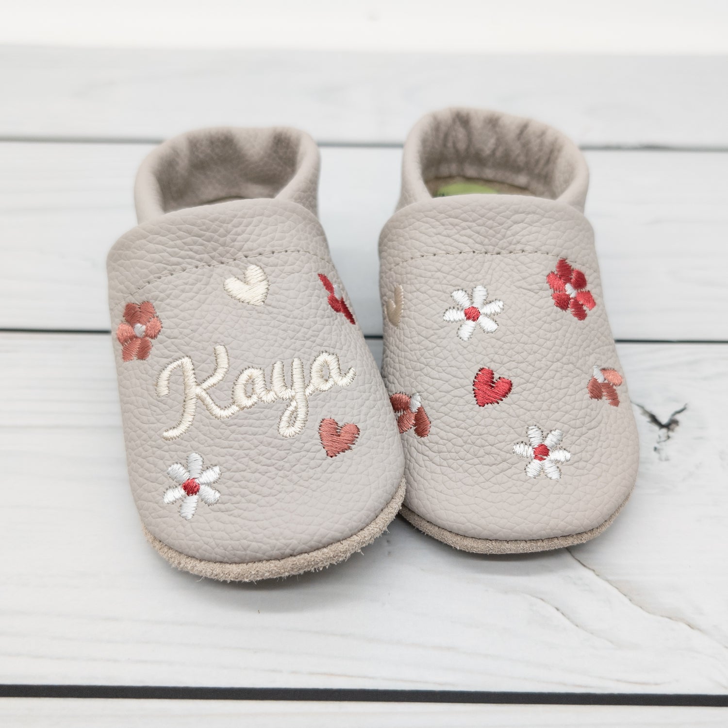 Krabbelschuhe in hellgrau mit bunten Blumen und Namen bestickt aus Echtleder