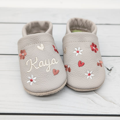 Krabbelschuhe in hellgrau mit bunten Blumen und Namen bestickt aus Echtleder