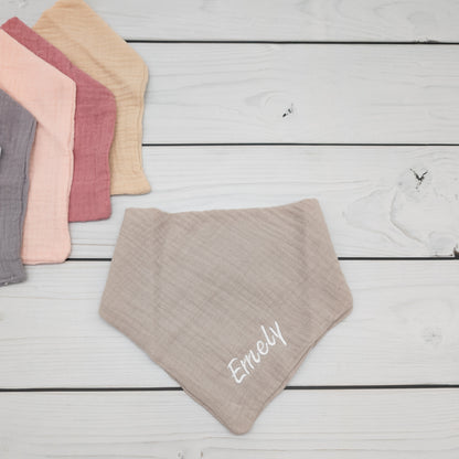 Personalisiertes Baby Halstuch aus Musselin mit Namen