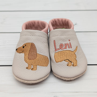 Krabbelschuhe mit Dackel und Name bestickt in verschiedenen Farben wählbar