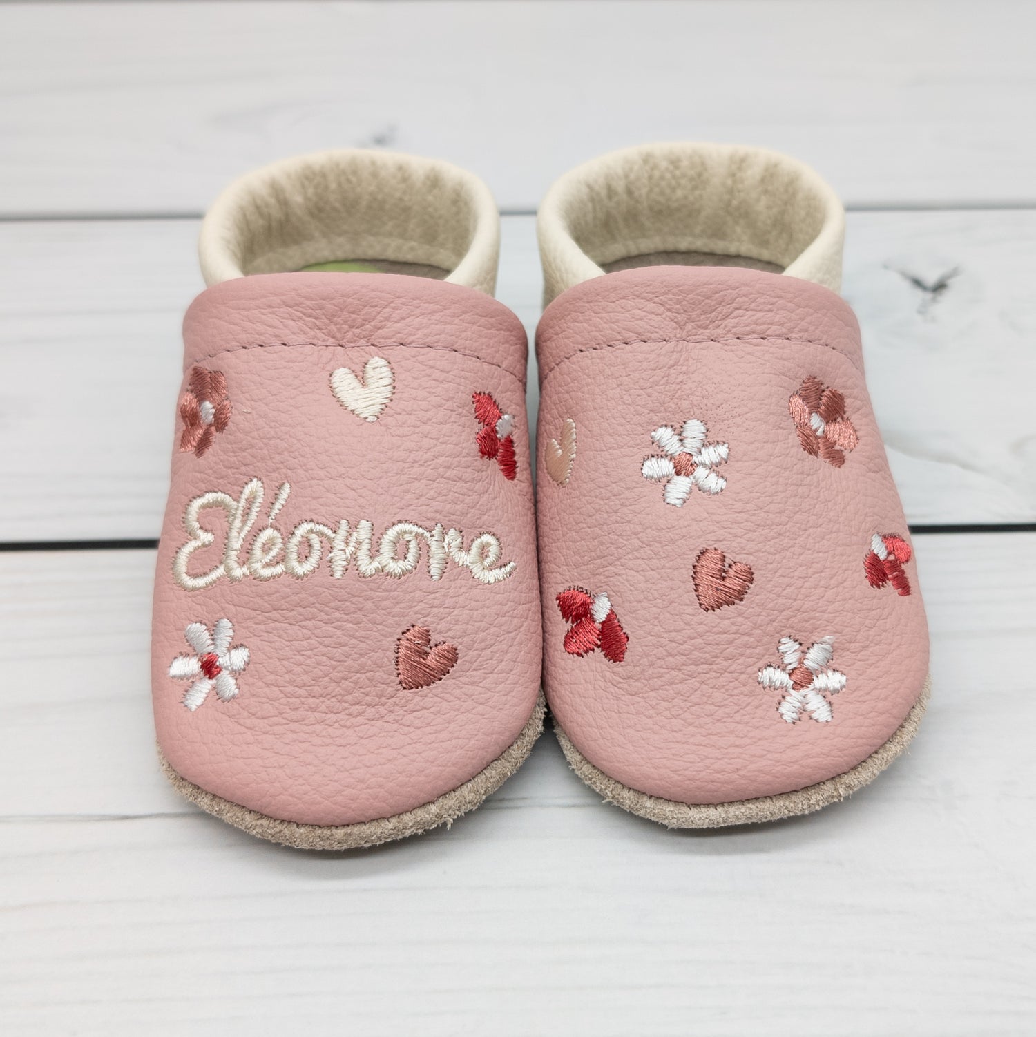 Krabbelschuhe in hellgrau mit bunten Blumen und Namen bestickt aus Echtleder