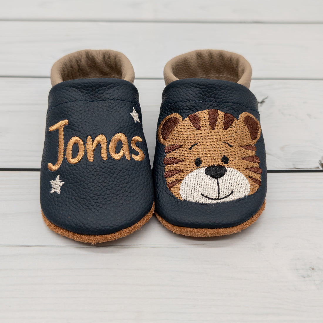 Hausschuhe mit Tiger in dunkelblau und camel - die perfekten Begleiter für zu Hause und die Kita