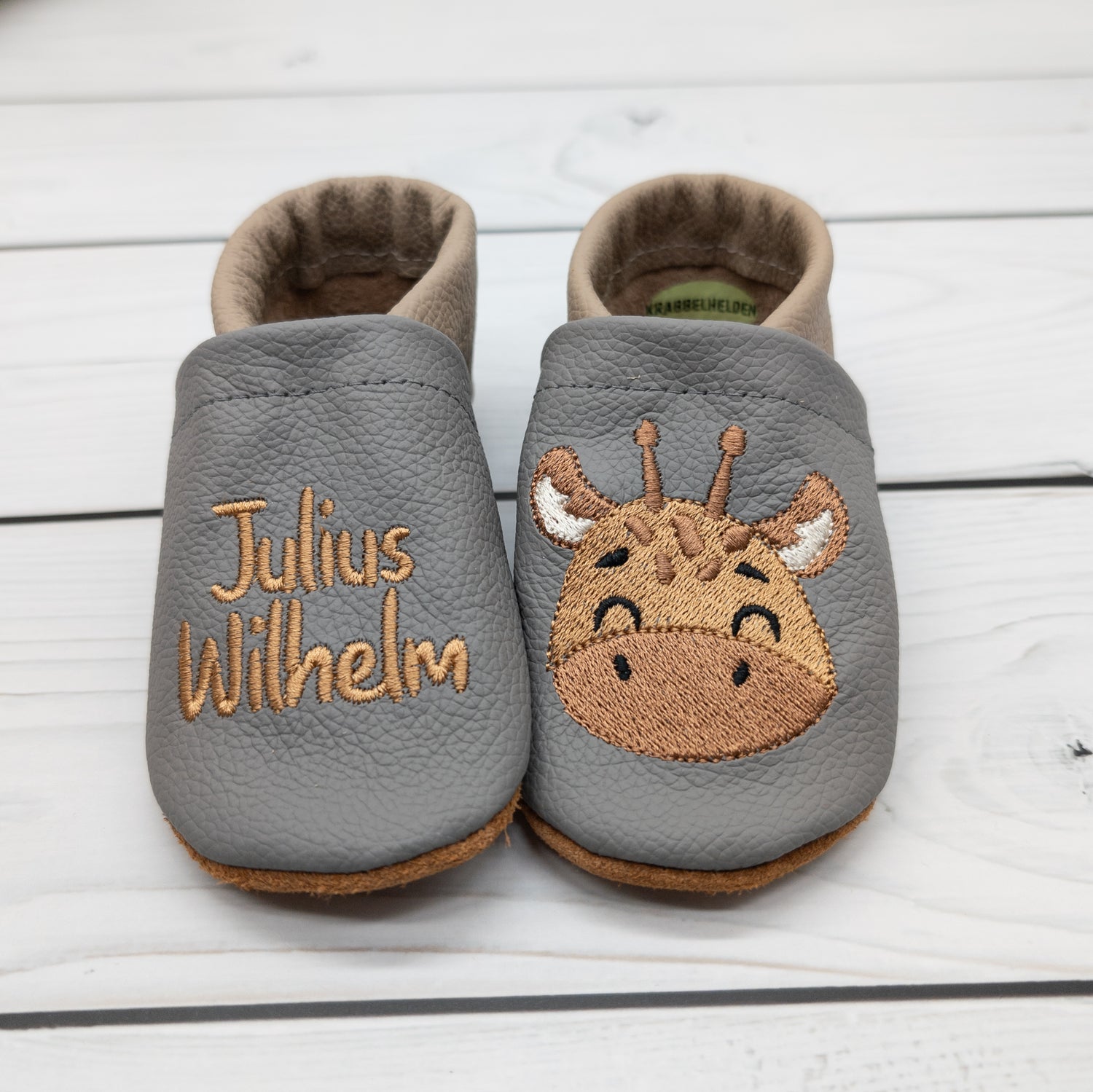 Krabbelschuhe mit Giraffe und Name bestickt