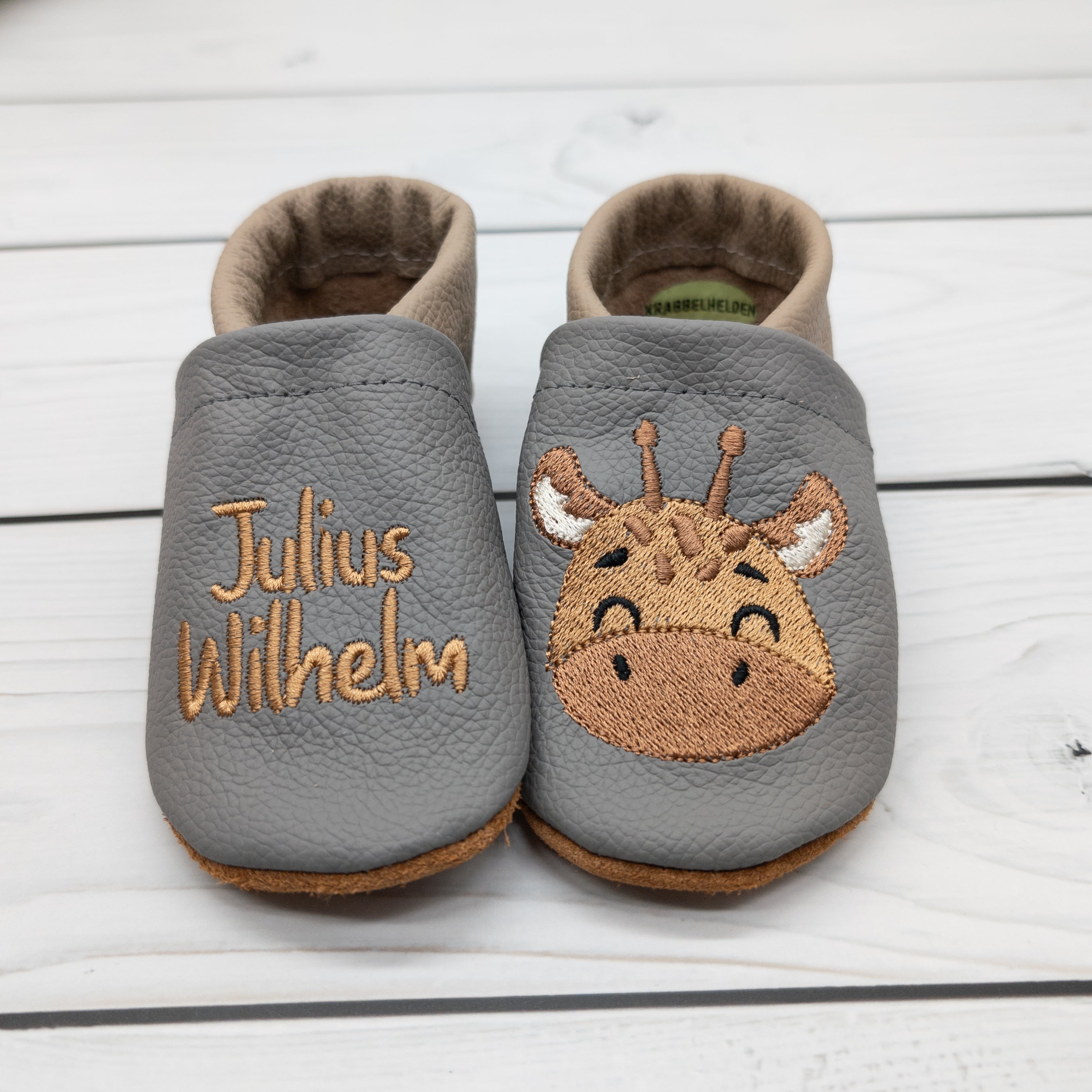Krabbelschuhe mit Giraffe und Name bestickt