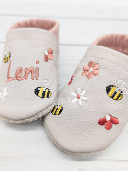 Krabbelschuhe in hellgrau mit Blumen und Bienen mit  Namen bestickt aus Echtleder