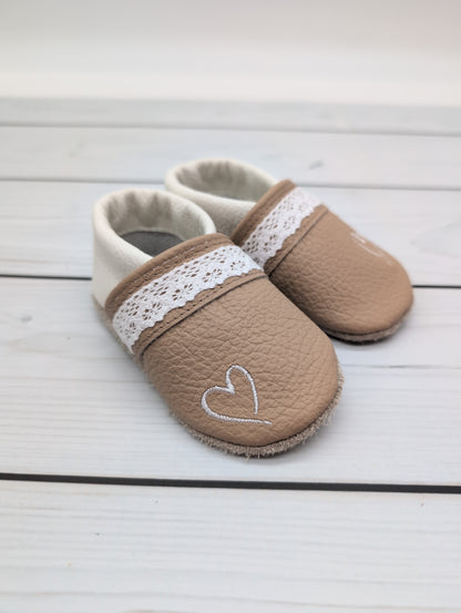 Krabbelschuhe in beige mit Spitze Größe 20