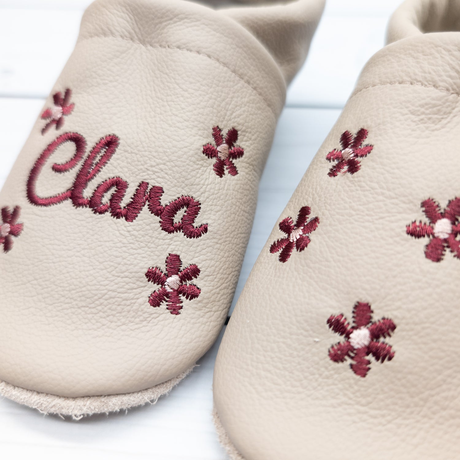 Krabbelschuhe in Camel mit Blumen  und Namen bestickt aus Echtleder