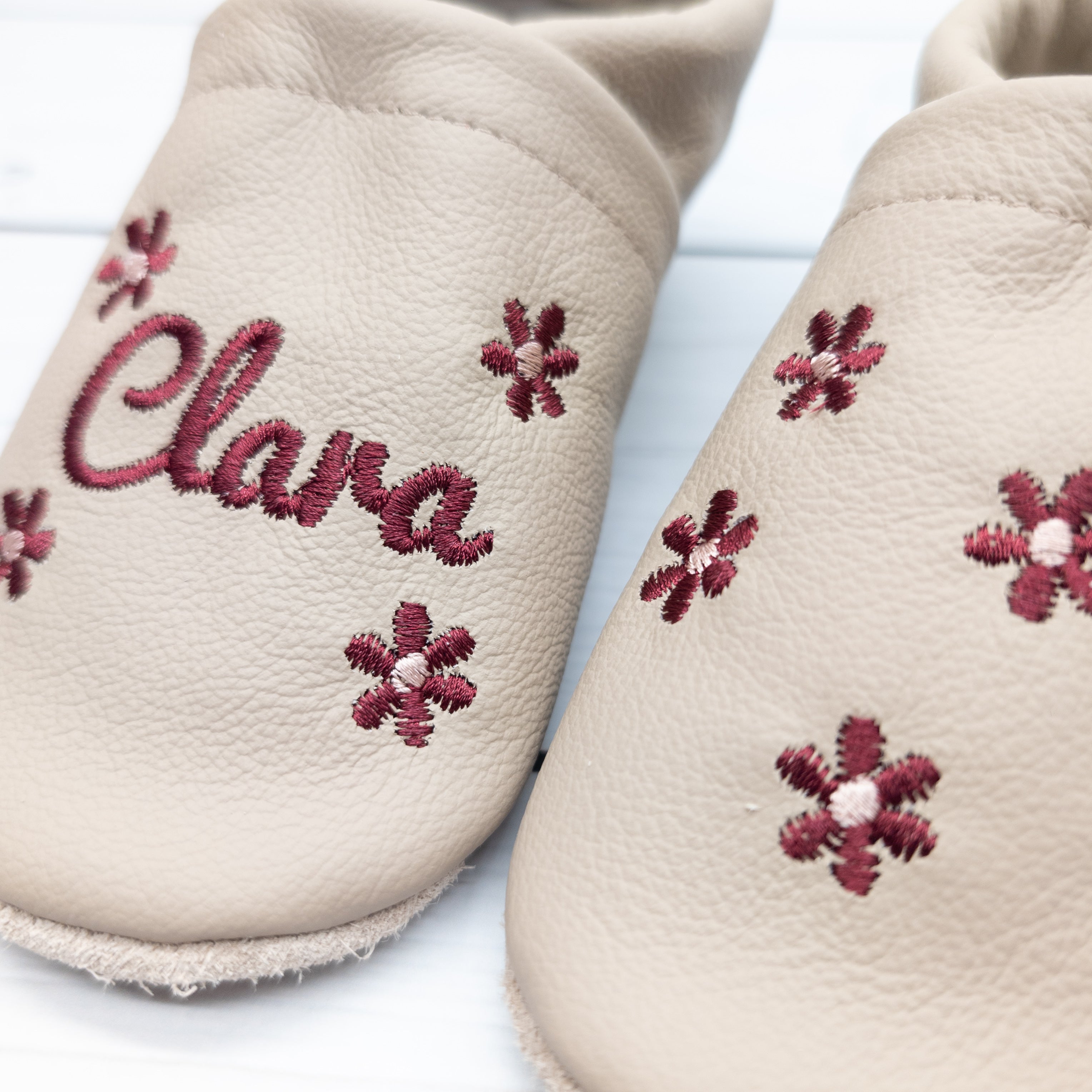 Krabbelschuhe in Camel mit Blumen  und Namen bestickt aus Echtleder