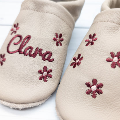 Krabbelschuhe in Camel mit Blumen  und Namen bestickt aus Echtleder