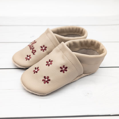 Krabbelschuhe in Camel mit Blumen  und Namen bestickt aus Echtleder
