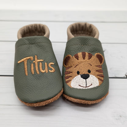 Hausschuhe mit Tiger in dunkelblau und camel - die perfekten Begleiter für zu Hause und die Kita
