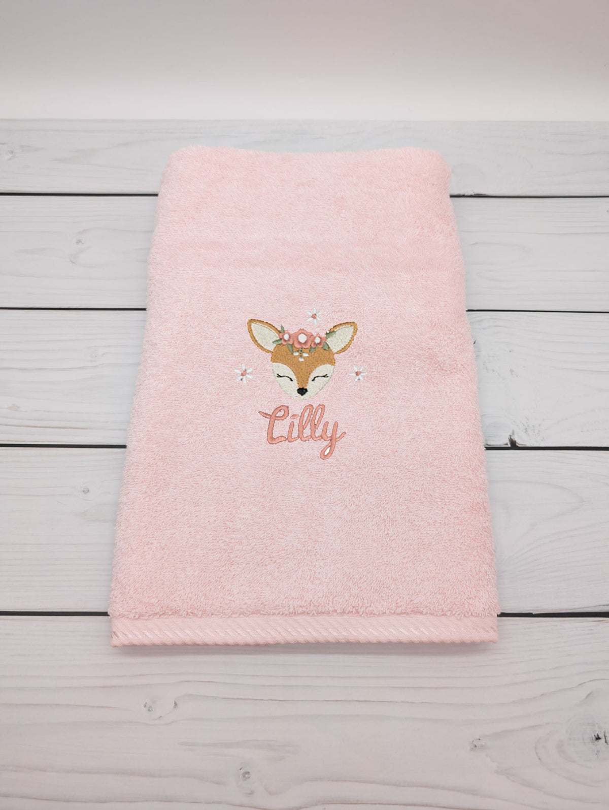 Personalisiertes Handtuch mit Reh mit Blumen und Name – 50 x 100 cm
