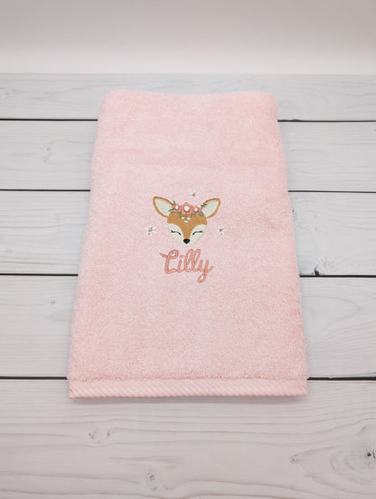 Personalisiertes Handtuch mit Reh mit Blumen und Name – 50 x 100 cm