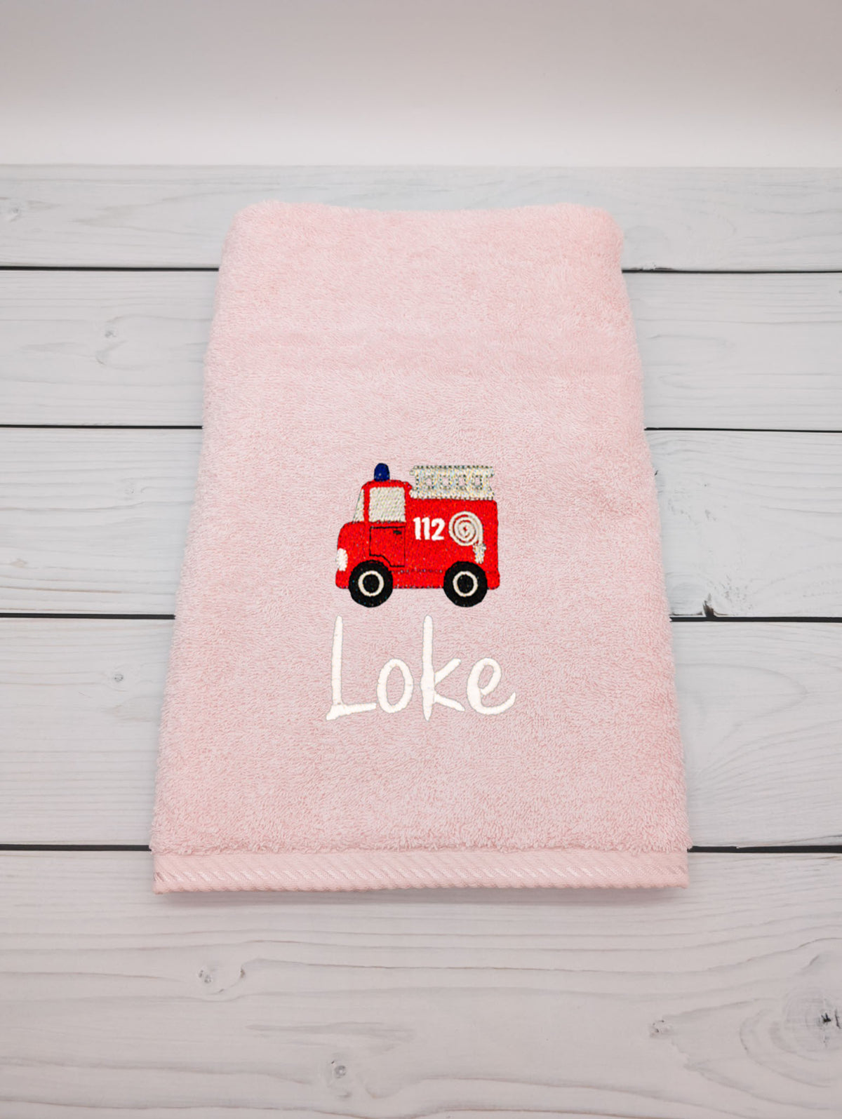 Personalisiertes Handtuch mit Feuerwehrauto und Name – 50 x 100 cm
