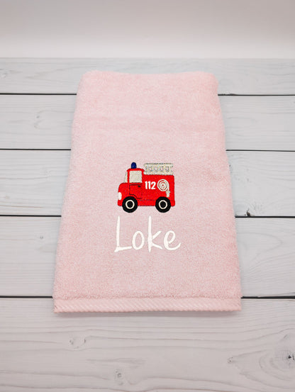 Personalisiertes Handtuch mit Feuerwehrauto und Name – 50 x 100 cm