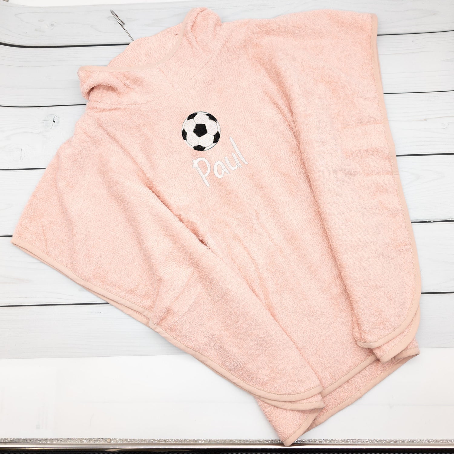 Badeponcho aus Baumwoll Frottee mit Fussball und Name von Krabbelhelden